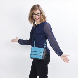  Zwart turquoise leren damestasje met verstelbare schouderband en streepjes van dutch designer Krista van Dijk.jpg 